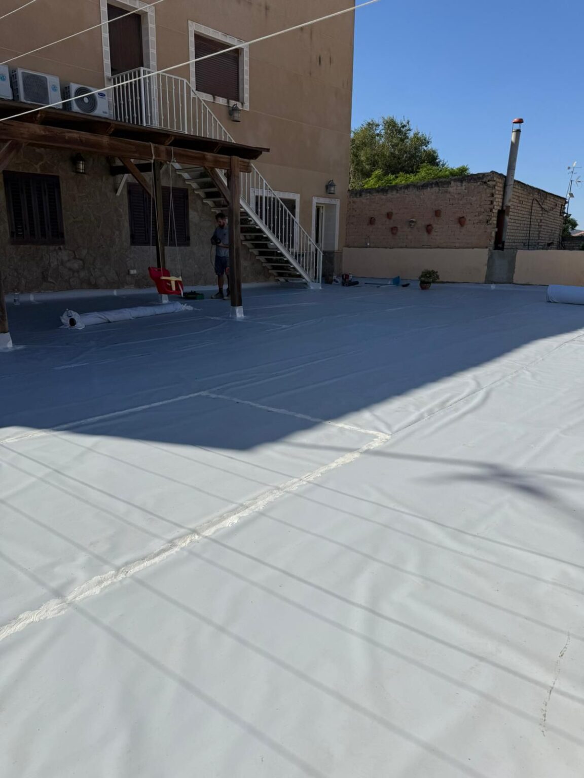 Protección de estructuras de metal con poliurea en frío en zona industrial.