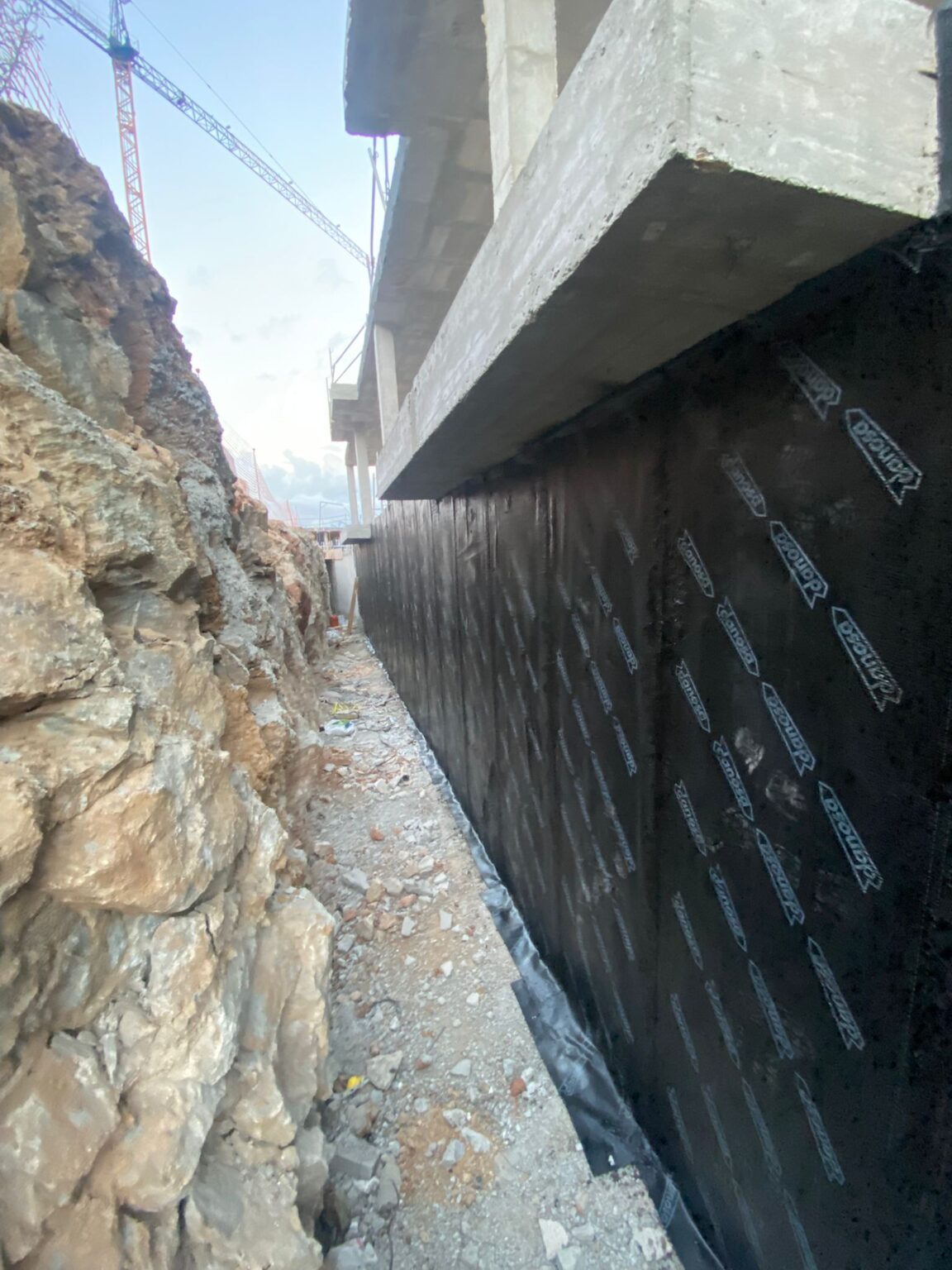 Aplicación de mortero ignífugo sobre vigas de acero en una nave.