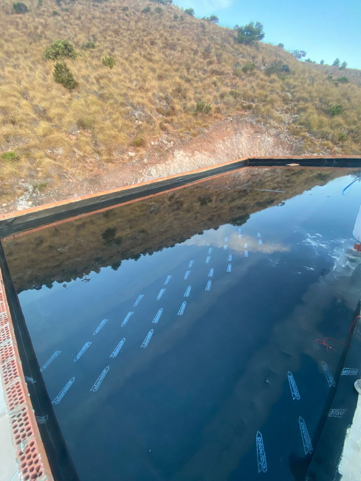 Técnico de Ventippo revisando la protección ignífuga de un local.
